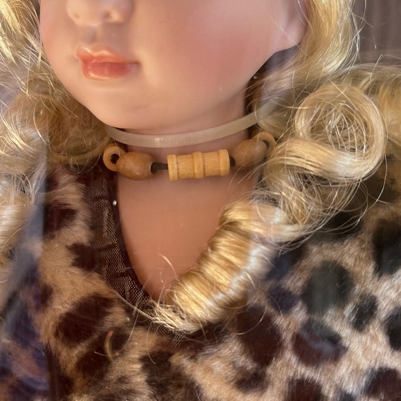 Year 2005 Cassandra Visconti Limited Edition Collector Porcelain Doll - Picture 13 of 16